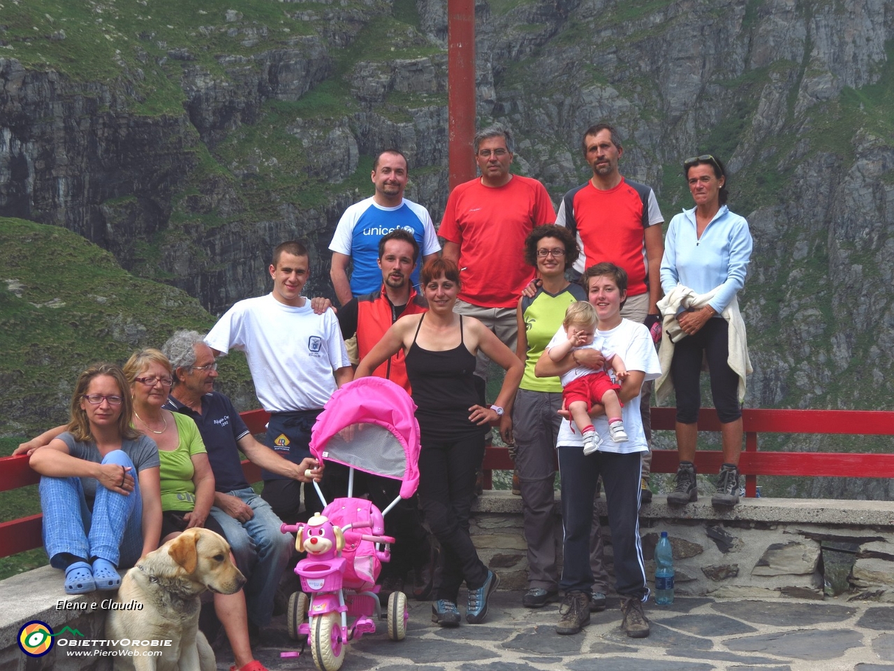 34 Foto di gruppo con gli amici e i rifugisti.JPG